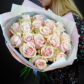 Букет 19 тепличных роз Свит Аваланж в Москве