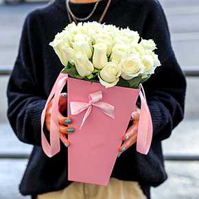 Букет 25 белых Кенийских роз в коробке трапеция (35 см) в Москве