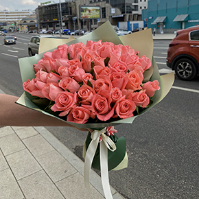 Букет 51 коралловая роза (40 см) в Москве