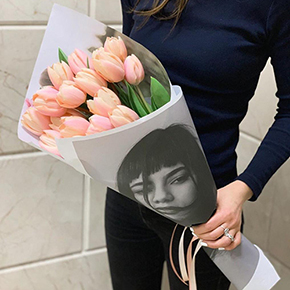 Букет 19 тюльпанов в дизайнерской бумаге в Москве