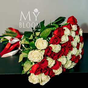 Букет из 55 красных и белых роз (80 см) в Москве