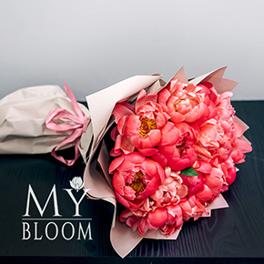Букет 15 коралловых пионов в Москве