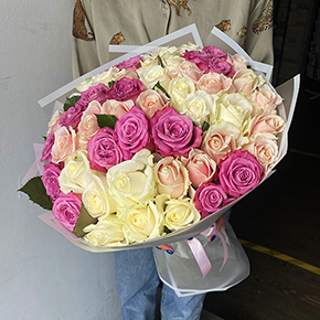 Букет 51 роза весенний микс (50 см) в Москве