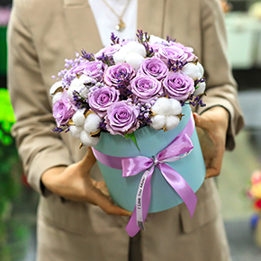 Шляпная коробка с лиловыми розами и хлопком (25 см) в Москве