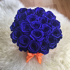 19 синих роз Эквадор в шляпной коробке (30 см) в Москве