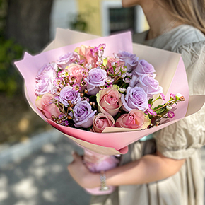 Букет 19 нежных роз с хамелациумом в Москве