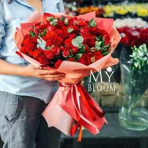 Красный микс из кустовых и сортовых роз (50 см) в Москве