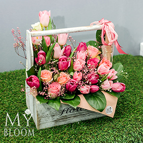 Композиция из тюльпанов и роз в деревянном ящике (28 см) в Москве