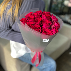 Букетик из 15 малиновых роз Кения (40 см) в Москве