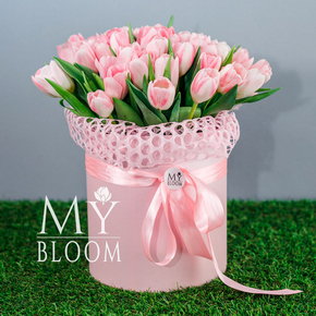 51 розовый тюльпан в шляпной коробке в Москве