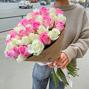 Букет из 51 розовой и белой розы (50 см) в Москве