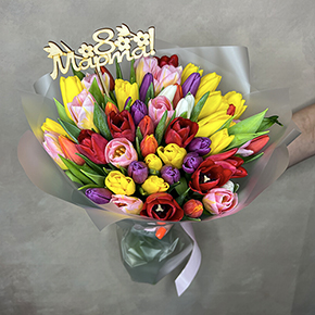 Яркий микс 51 тюльпан к 8 марта в Москве