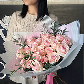 Букет 21 роза Свит ревиваль (50см) в Москве