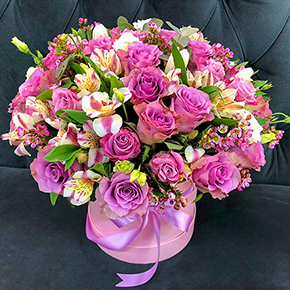 Роза в миксе с альстромерией и эустомой в шляпной коробке в Москве