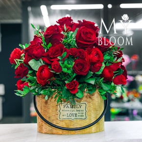 Розы и ранункулюсы в деревянном ящике (45 см) в Москве