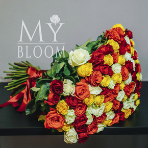 Букет 101 роза Микс (Эквадор) (60 см) в Москве