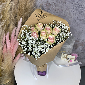 Сверток из роз с гипсофилой "Просто так" (40 см) в Москве