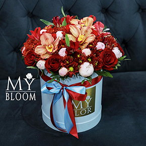 Шляпная коробка с ярким миксом из роз, орхидей и хризантемы в Москве