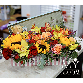 Яркая композиция с плюшевым медвежонком в коробке в Москве