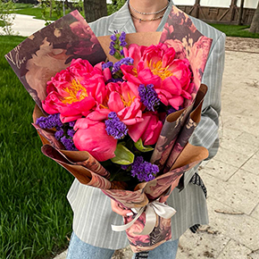 Букет коралловых пионов со статицей в Москве