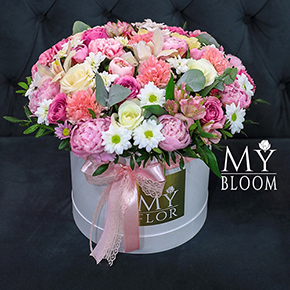 Микс из роз, пионов и хризантемы в шляпной коробке в Москве