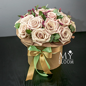 Розы капучино в шляпной коробке (25 см) в Москве