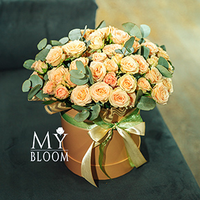 Кремовые кустовые розы в шляпной коробке (30 см) в Москве