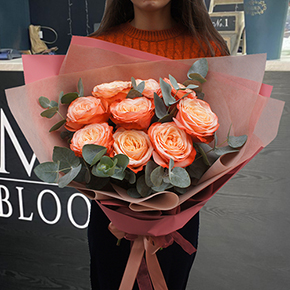 Букет из роз Эквадор Кахала с эвкалиптом в Москве