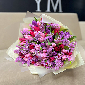 Весенний микс тюльпанов со статицей в Москве