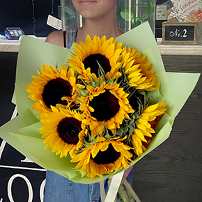 Букет из 7 подсолнухов в Москве