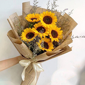Букет 7 подсолнухов с лимониумом в Москве