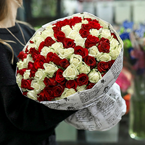 Букет микс 101 красная и белая роза (40 см) в Москве