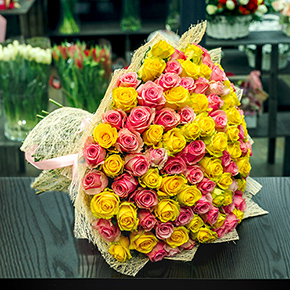 Букет 101 роза розовая и желтая микс (50 см) в Москве