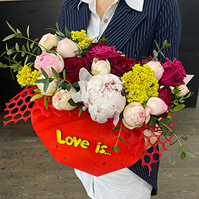 Розы и пионы в кашпо Love is (25 см) в Москве