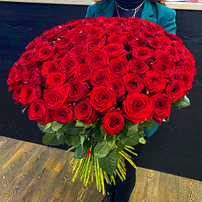 Букет 101 красная Ред наоми (80 см) в Москве