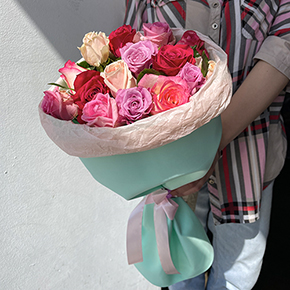 Букет 15 разноцветных роз (50см) в Москве