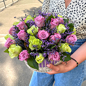 Розы и лаванда в шляпной коробке (20 см) в Москве