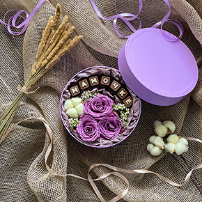 Коробочка с розами и шоколадными конфетами "Мамочке" (10 см) в Москве