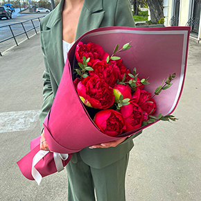 Букет из 11 пионов с эвкалиптом в Москве