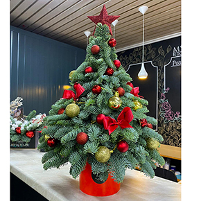 Композиция из натурального Норвежского лапника с елочными украшениями (58 см) в Москве