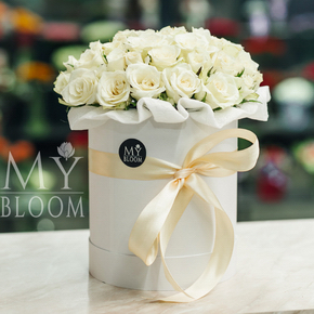 51 белая роза в белой коробке (30 см) в Москве