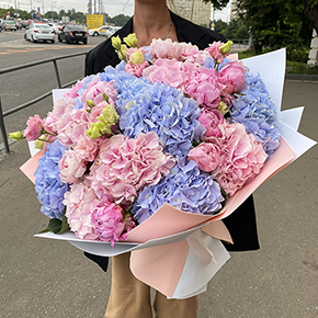 Букет-гигант из гортензий, пионов и эустом в Москве