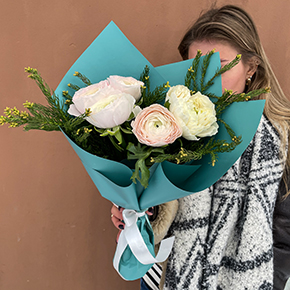Букет ранункулюсов с ветками мережки (45 см) в Москве