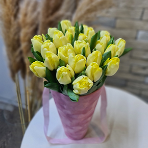 25 жёлтых тюльпанов в конусе в Москве