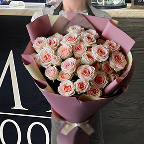 Букет кустовых роз Бомбастик в Москве