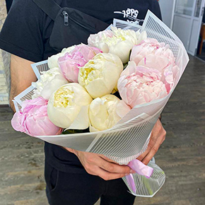 Микс розовых и белых пионов в Москве