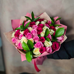 Микс роз с рускусом (40 см) в Москве