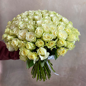 Букет 101 белая роза Кения (30 см) в Москве