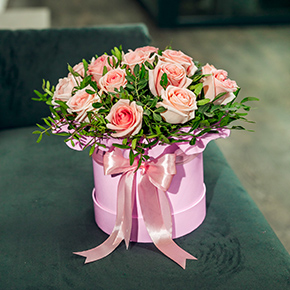 15 роз в шляпной коробке (30 см) в Москве