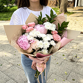 Букет из пионов, пионовидных роз и хризантем в Москве